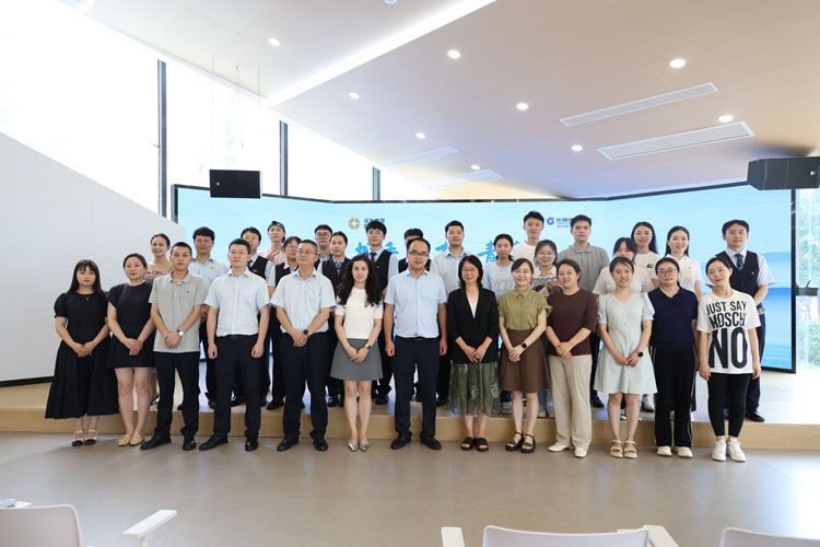 best365英国官网员工参加涪发集团与 建设银行涪陵分行联合举办的读书分享会